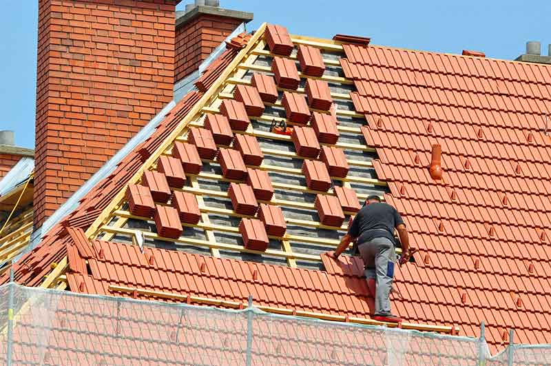 Travaux de couverture - PCK COUVREUR PARIS (75) : artisan couvreur sur Paris (75) : Travaux de couverture et faîtage en neuf et en rénovation. Dépannage urgent de fuite sur toits parisiens ! Pose de fenêtre de toit Vélux sur Paris (75)