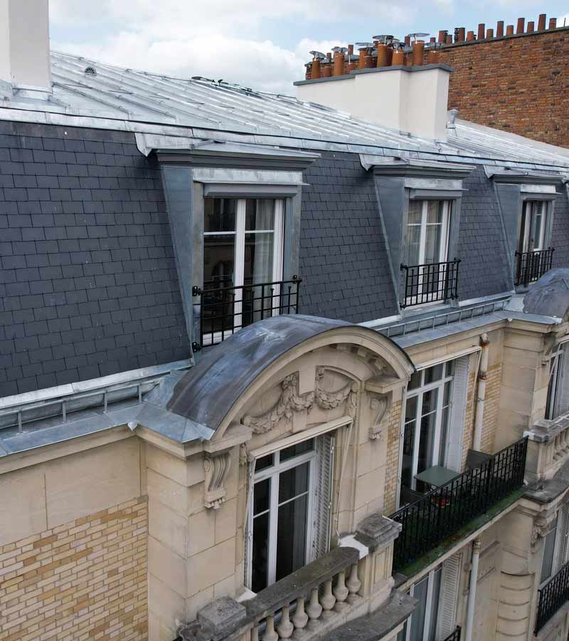 Travaux de couverture - PCK COUVREUR PARIS (75) : artisan couvreur sur Paris (75) : Travaux de couverture et faîtage en neuf et en rénovation. Dépannage urgent de fuite sur toits parisiens ! Pose de fenêtre de toit Vélux sur Paris (75)