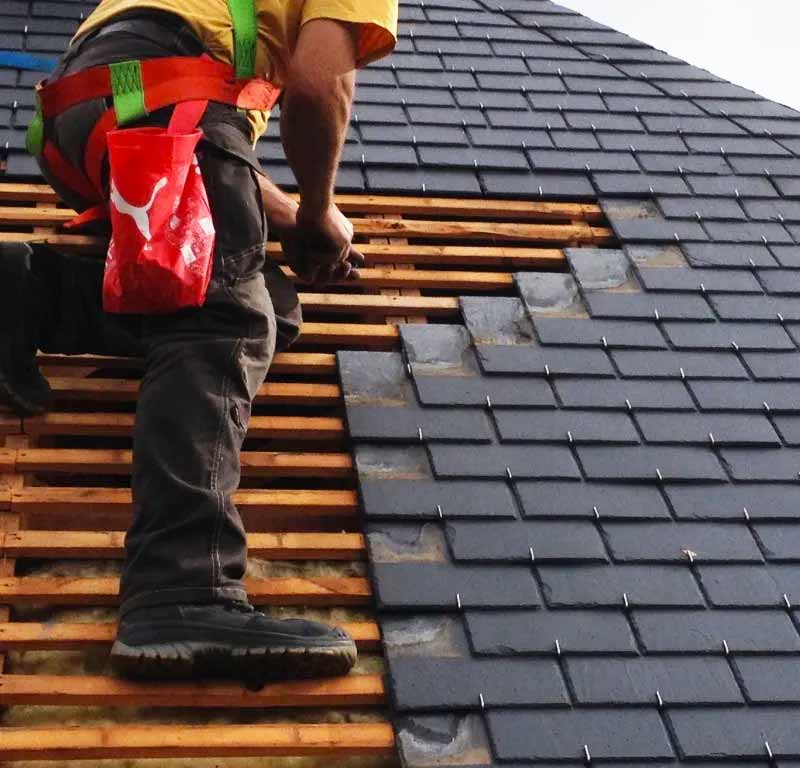 Travaux de couverture - PCK COUVREUR PARIS (75) : artisan couvreur sur Paris (75) : Travaux de couverture et faîtage en neuf et en rénovation. Dépannage urgent de fuite sur toits parisiens ! Pose de fenêtre de toit Vélux sur Paris (75)