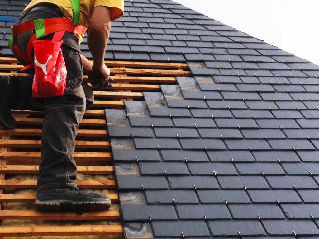 Travaux de couverture - PCK COUVREUR PARIS (75) : artisan couvreur sur Paris (75) : Travaux de couverture et faîtage en neuf et en rénovation. Dépannage urgent de fuite sur toits parisiens ! Pose de fenêtre de toit Vélux sur Paris (75)