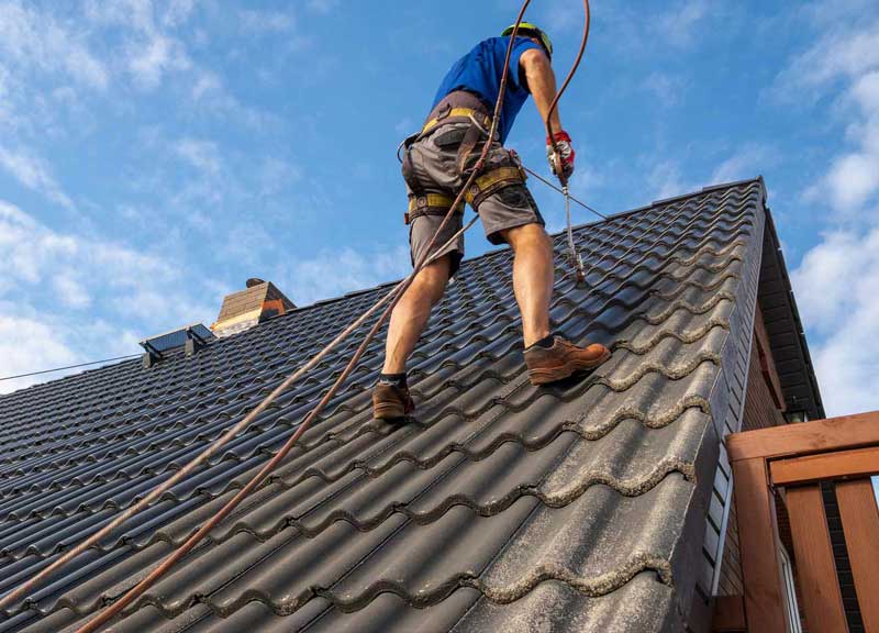 Nettoyage toiture - PCK COUVREUR PARIS (75) : artisan couvreur sur Paris (75). Nettoyage, démoussage traitement anti-mousse toiture. peinture hydrofuge toit : Intervention dans tous les arrondissements de Paris (75)