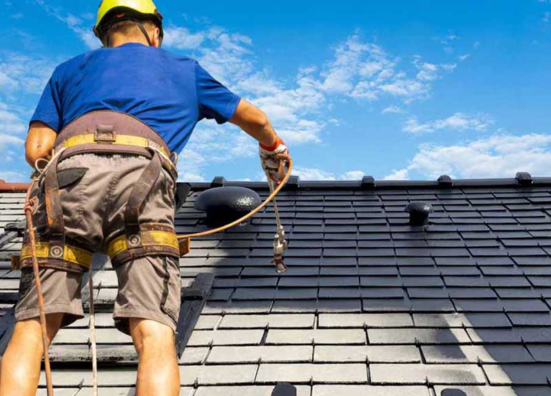 Nettoyage toiture - PCK COUVREUR PARIS (75) : artisan couvreur sur Paris (75). Nettoyage, démoussage traitement anti-mousse toiture. peinture hydrofuge toit : Intervention dans tous les arrondissements de Paris (75)