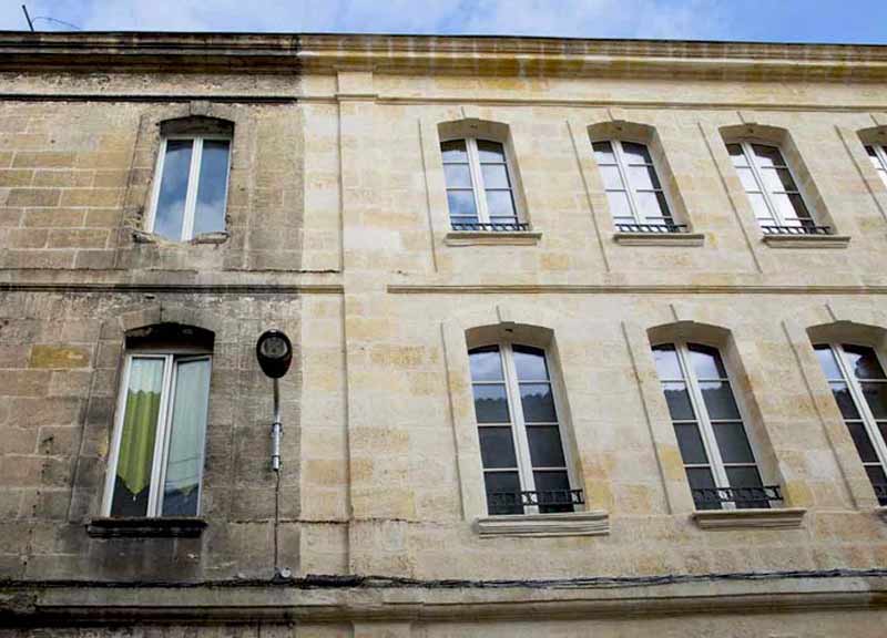 PCK COUVREUR PARIS : Couvreur - Artisan couvreur sur Paris (75) : Travaux de couverture, zinguerie, entretien toiture : nettoyage, démoussage et peinture hydrofuge toiture. Travaux de charpente et traitement des bois de charpente menuiserie. Etanchéité toit plat terrasse et isolation toiture et combles. Nettoyage, démoussage, ravalement peinture façade, imperméabilisation façade dans tous les arrondissements de Paris (75)