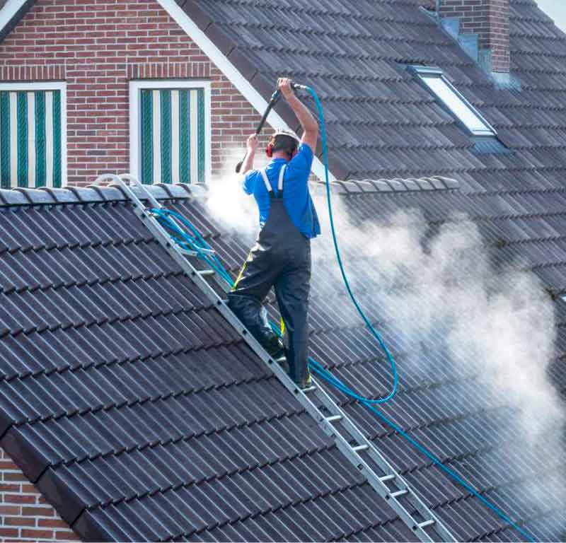 Nettoyage toiture - PCK COUVREUR PARIS (75) : artisan couvreur sur Paris (75). Nettoyage, démoussage traitement anti-mousse toiture. peinture hydrofuge toit : Intervention dans tous les arrondissements de Paris (75)